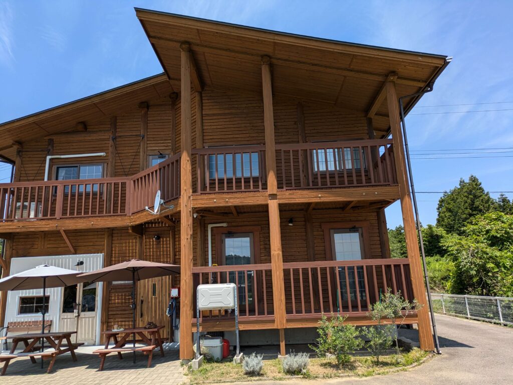 01-recolon-loghouse-exterior.jpg