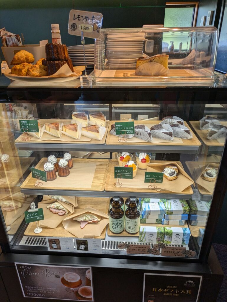 04jadegreencafe_showcase_sweets.jpg